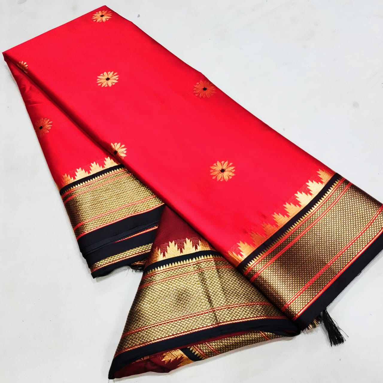 Maharani Sico Paithani Red and Black - Maharani Paithani